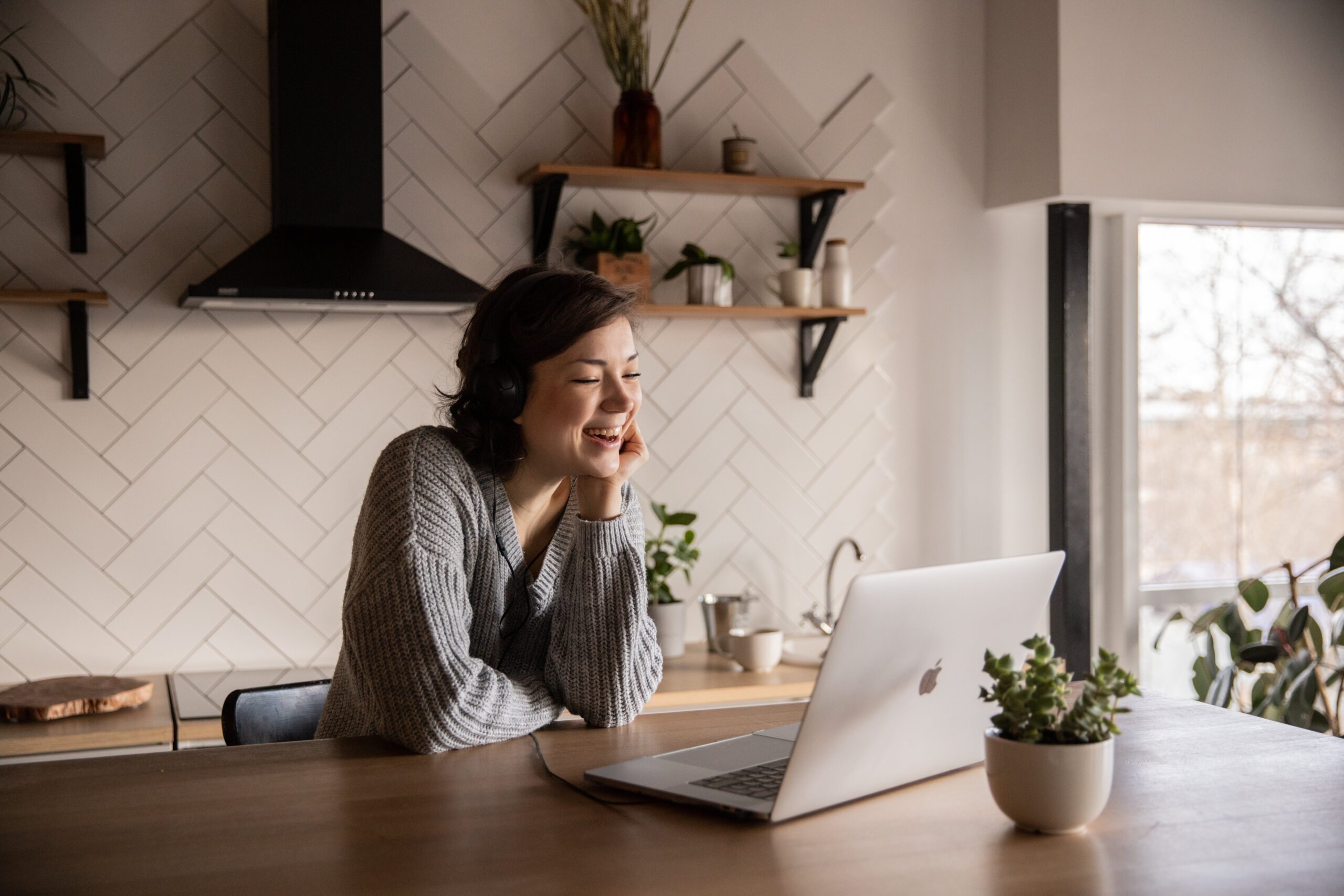 Mujeres de 50 encuentran apoyo y relaciones en las redes sociales