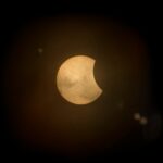 Sol y luna reunidos en un eclipse parcial