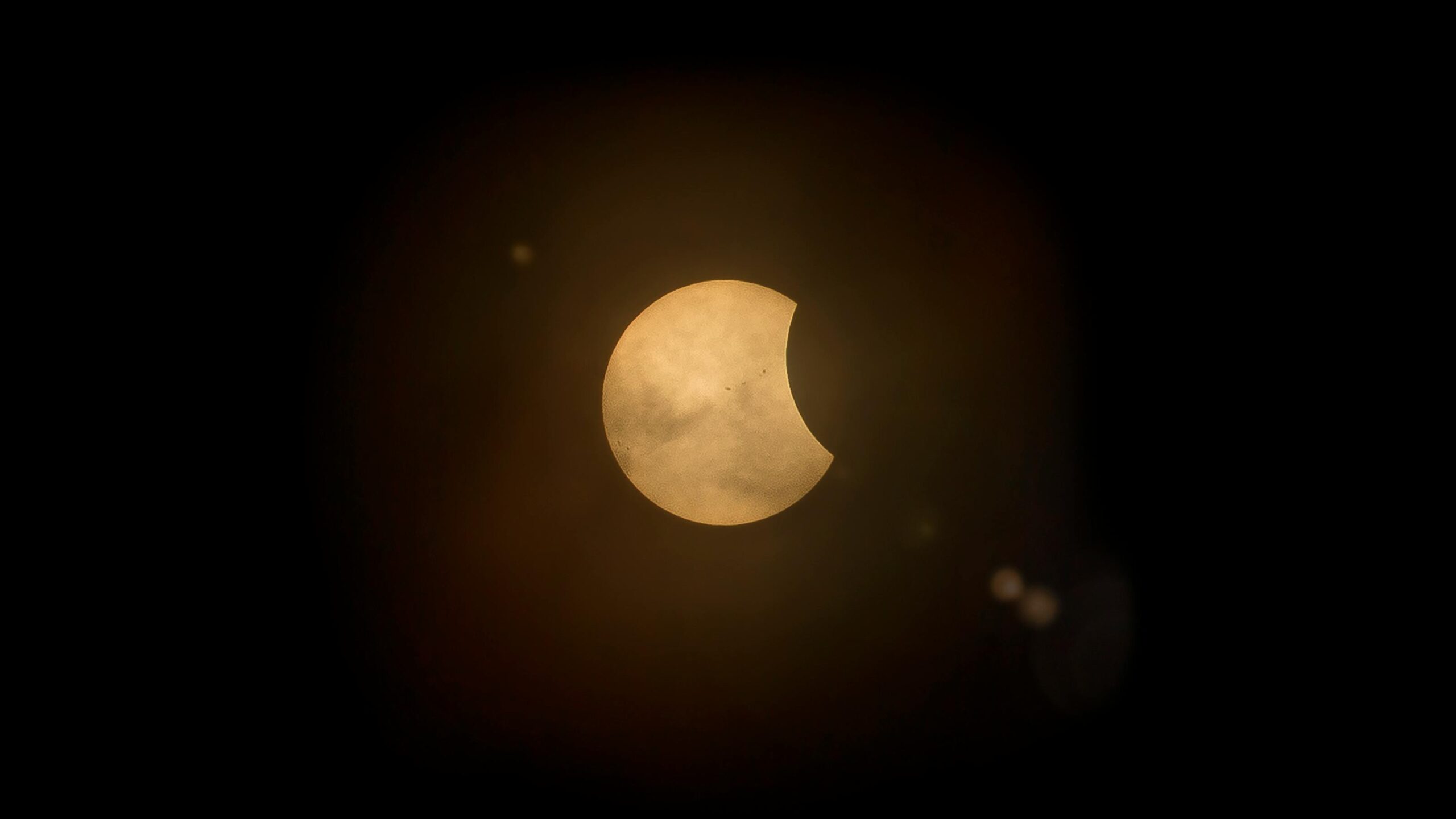 Sol y luna reunidos en un eclipse parcial